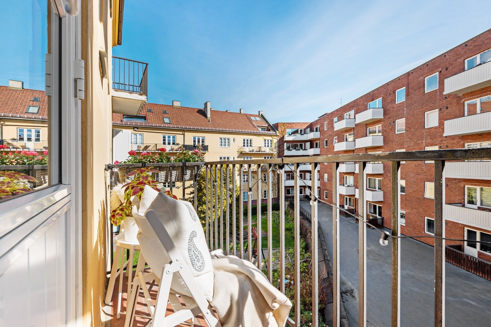 Utgang til balkong fra soverom mot rolig bakgård. Galleribilde