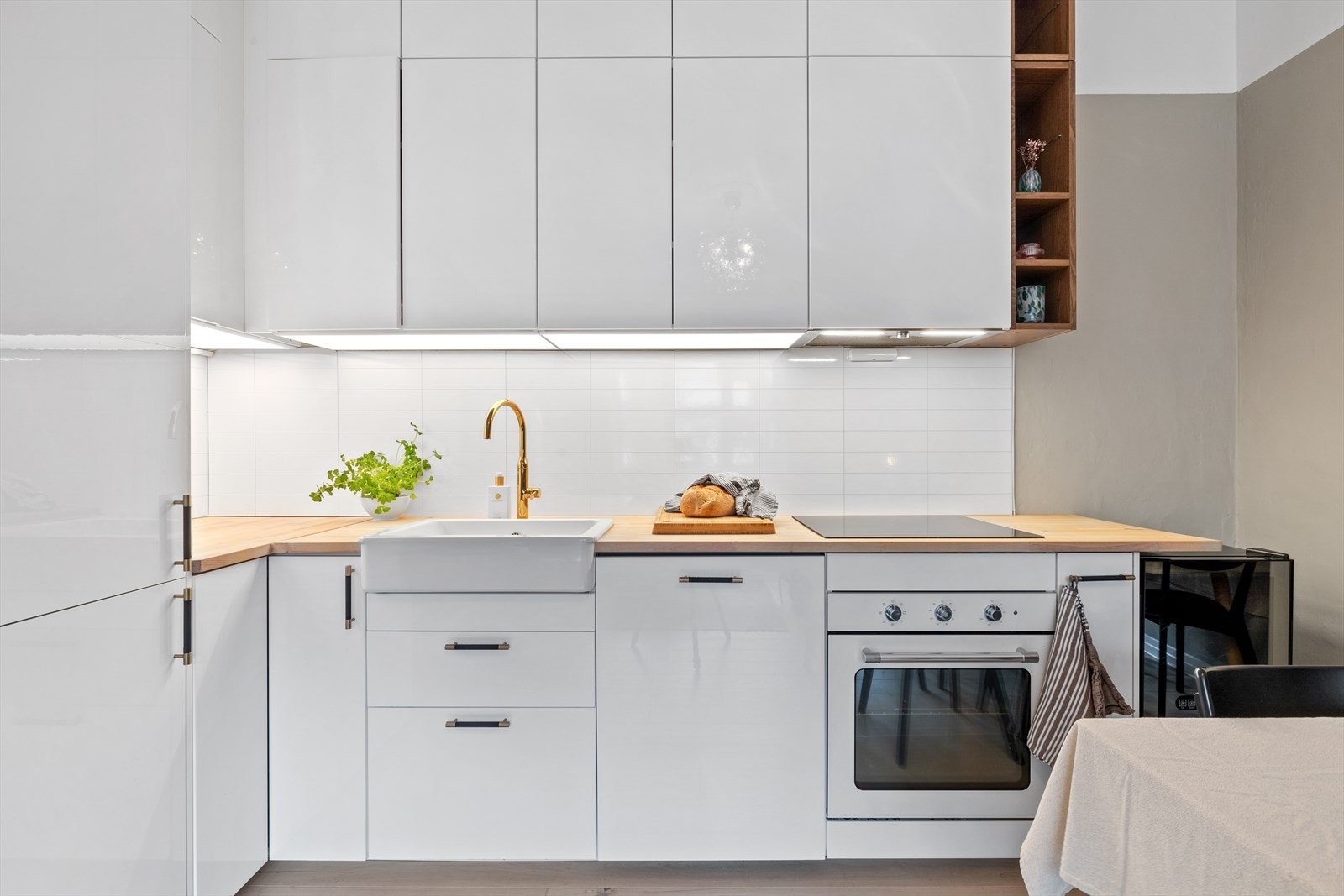 Åpen kjøkkenløsning mot stue. IKEA kjøkkeninnredning fra 2019. Galleribilde