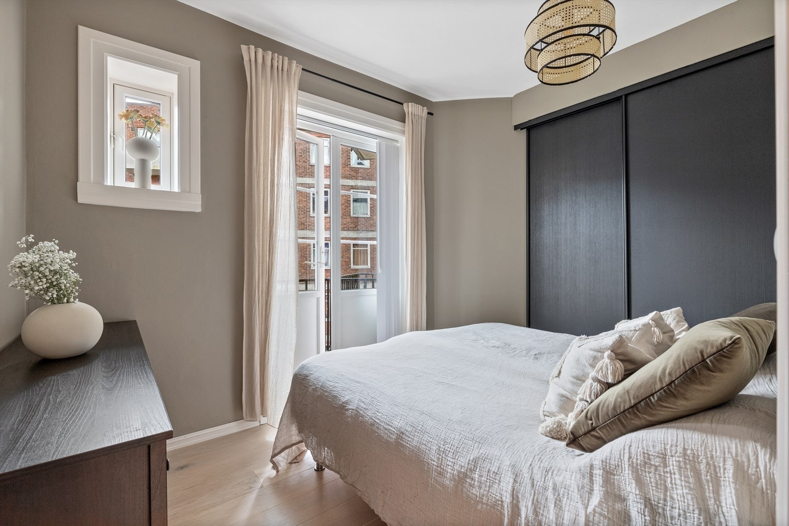 Romslig soverom med god plass til dobbeltseng med tilhørende nattbord og rikelig med oppbevaringsplass i skyvedørsgarderobe. Galleribilde