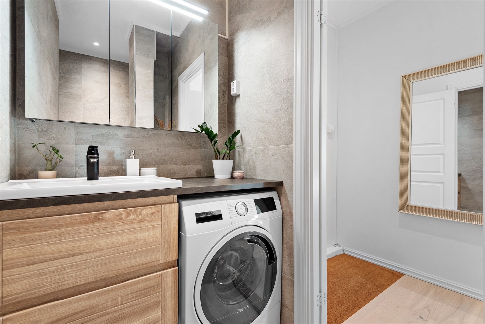 Lekkert, flislagt baderom fra 2019 med varme i gulvet. Galleribilde