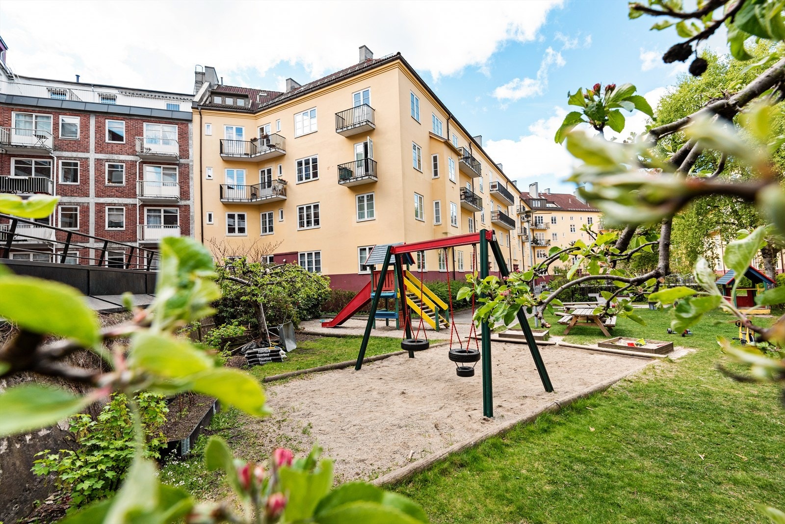Hyggelig bakgård til bruk for beboere. Galleribilde