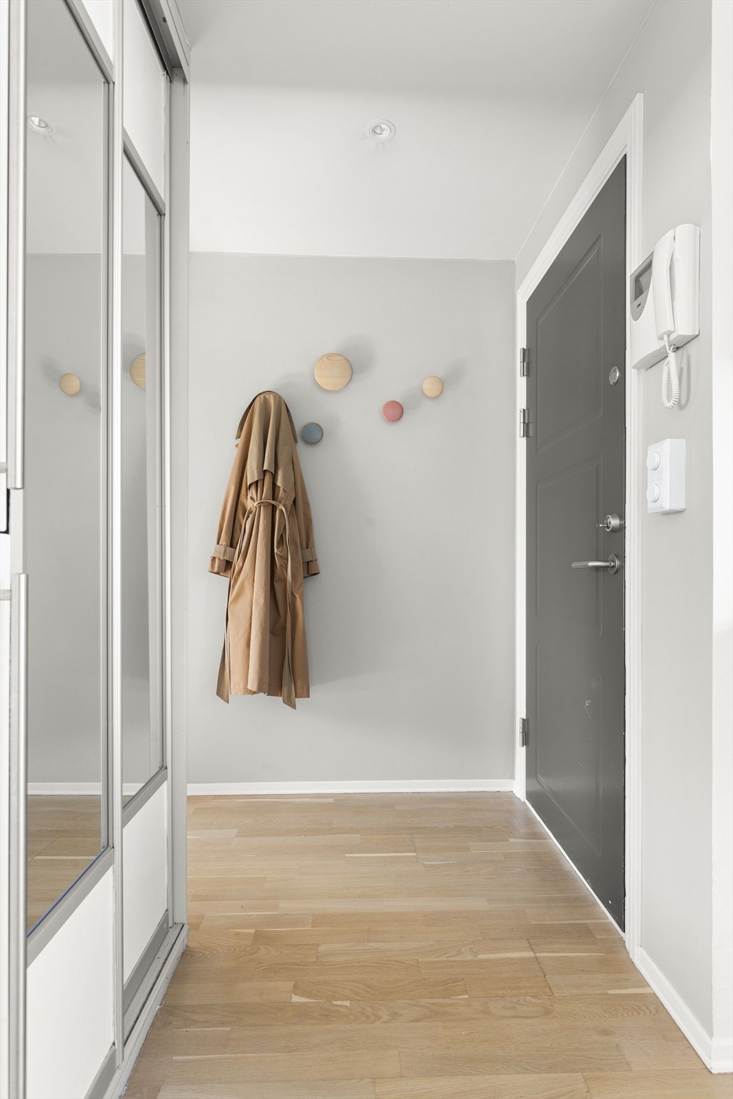Innbydende entré med god plass til sko og yttertøy i skyvedørsgarderobe. Galleribilde