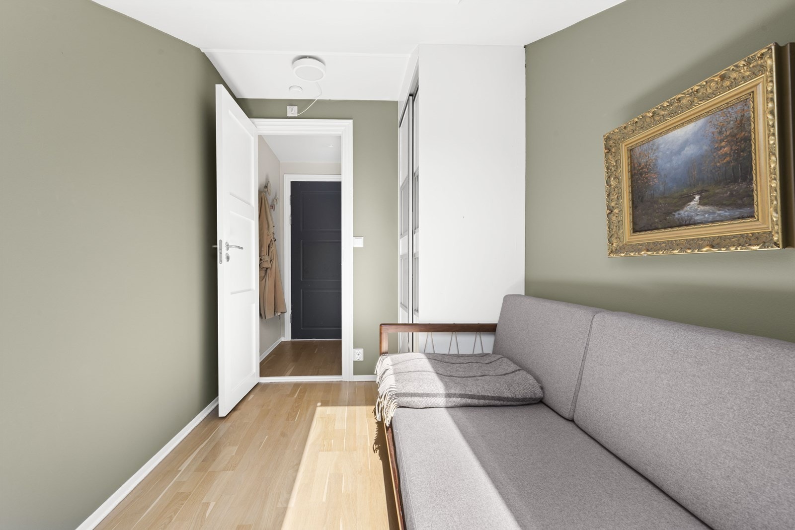 Det er montert skyvedørsgarderobe, også på dette soverommet. Galleribilde