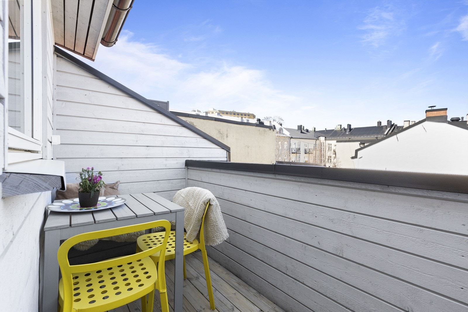 Utgang fra kjøkkenet til usjenert, privat takterrasse på ca. 4 kvm! Galleribilde