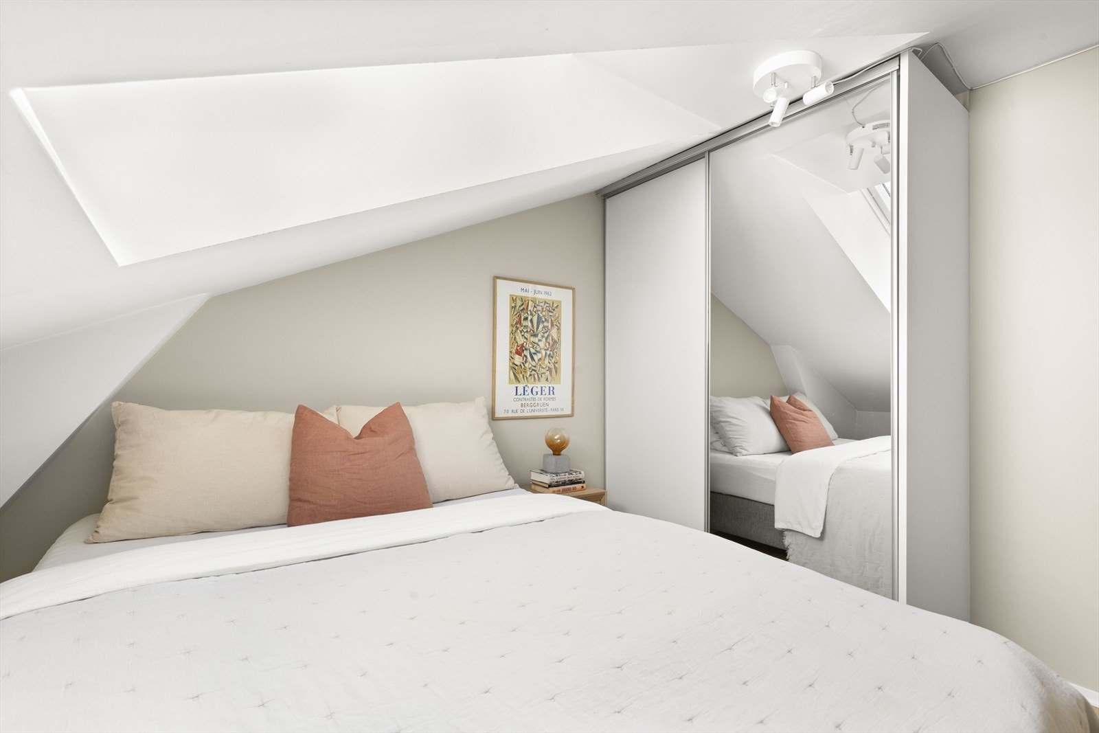 Lagringsplassen er ivaretatt i skyvedørsgarderobe. Galleribilde