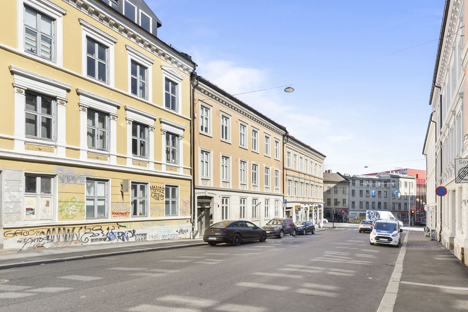 Her bor man attraktivt til med super beliggenhet på Fredensborg med kort vei til Karl Johan, St. Hanshaugen, Grünerløkka, parker, Akerselva og yrende byliv et par kvartaler unna. Galleribilde