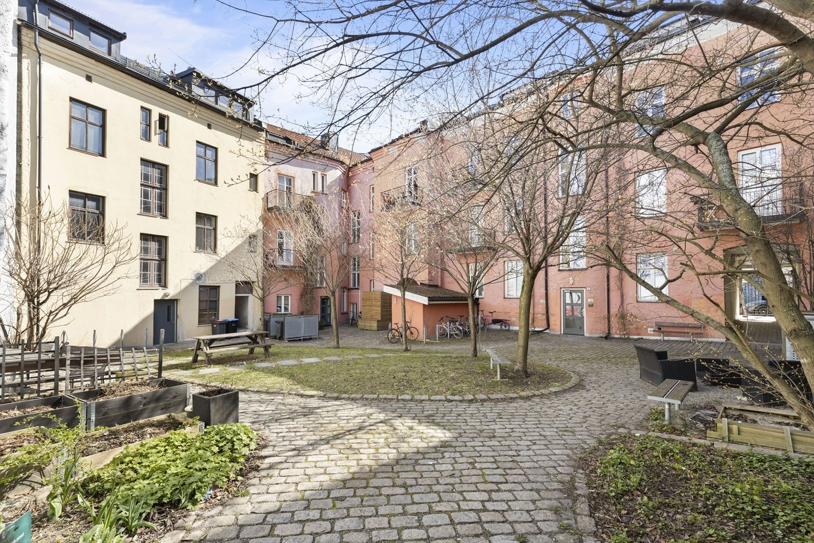 Pent opparbeidet indre gårdsrom. Galleribilde