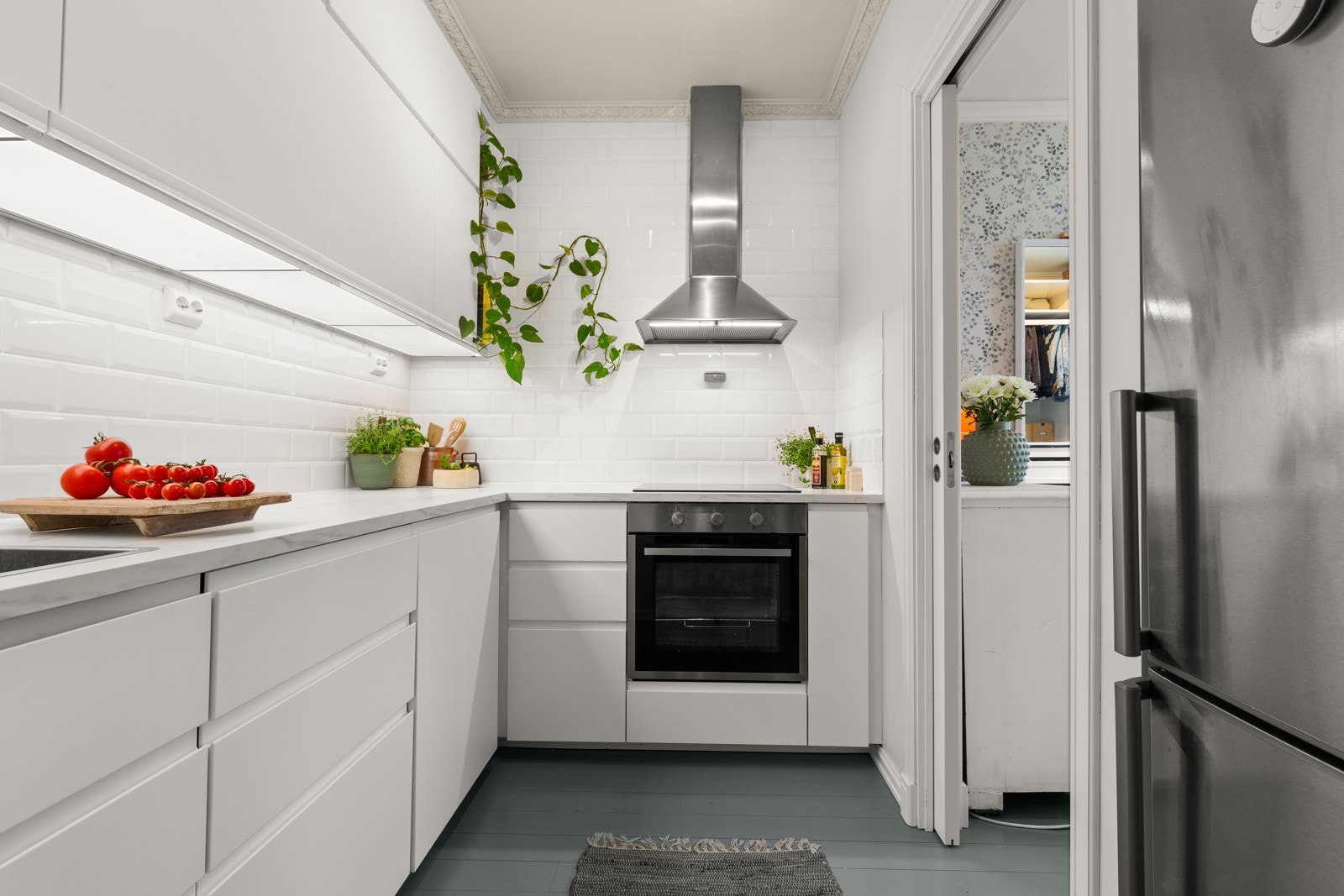 Integrert stekeovn, nedfelt induksjonstopp, oppvaskmaskin og nisje for kjøl/frys. Galleribilde