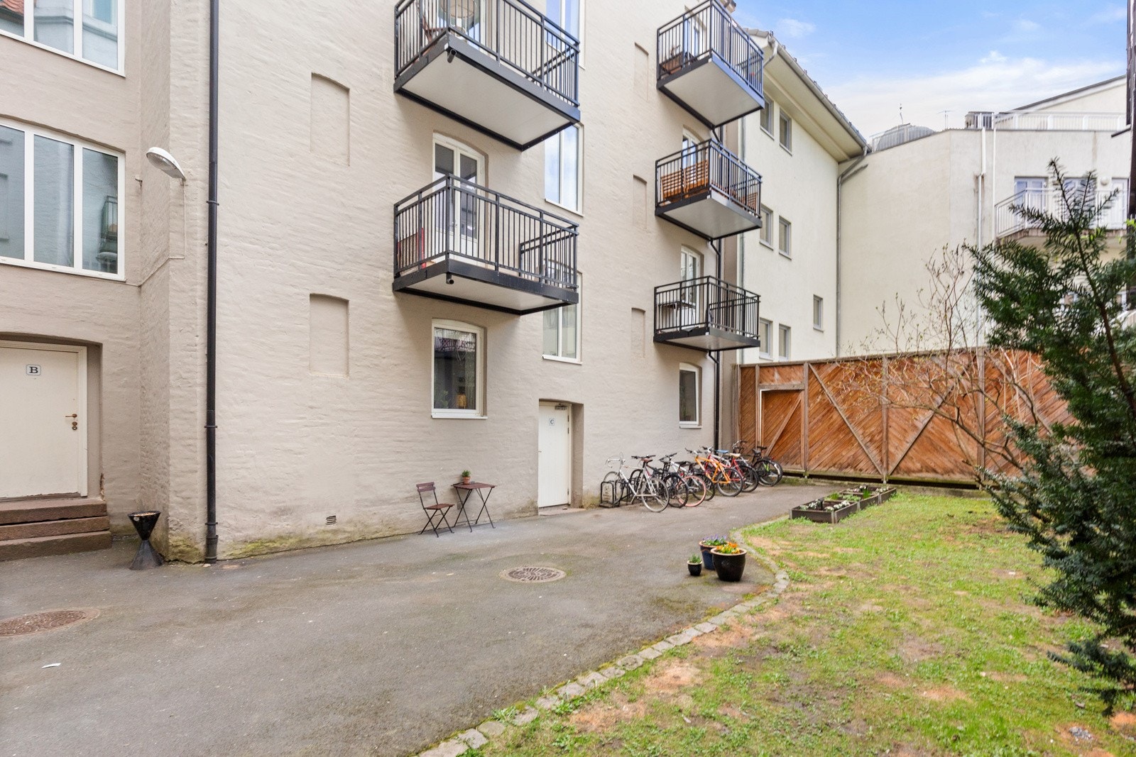 Opparbeidet bakgård med asfalterte internveier og gressplen. Galleribilde