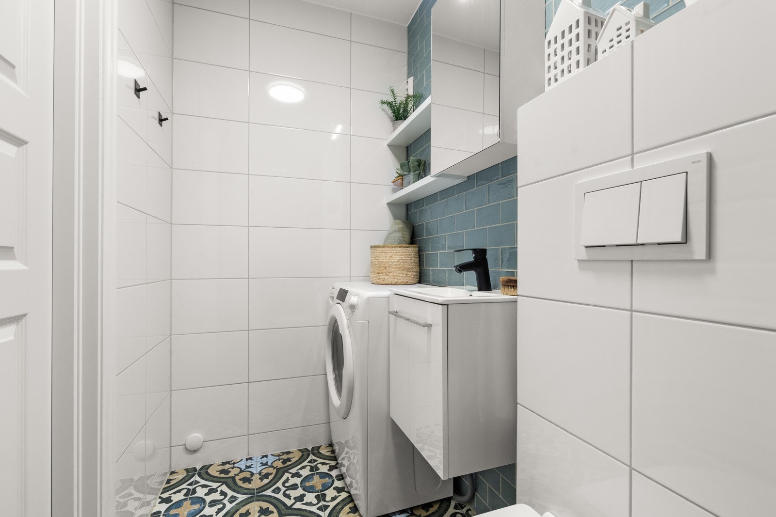 Flislagt gulv med varmekabler og nedsenket dusjsone. Galleribilde