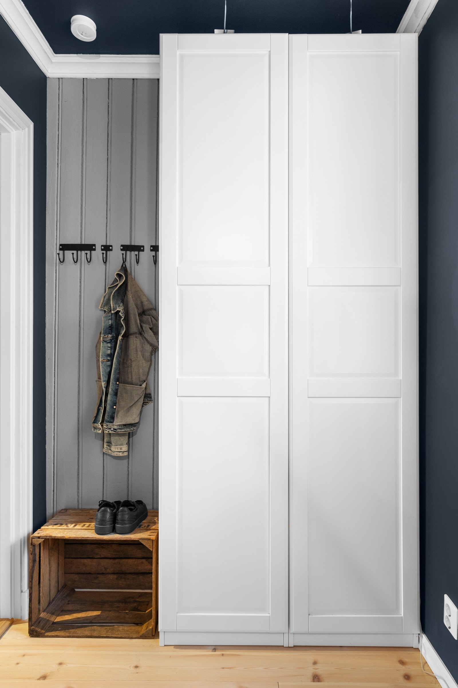 God lagringsplass i garderobeskap. Galleribilde
