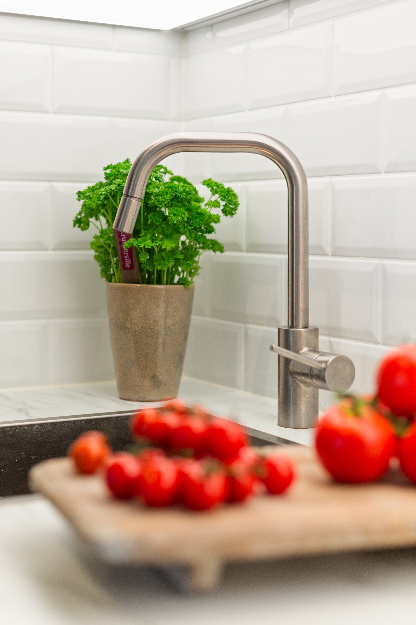 Fliser mellom benk og overskap forenkler rengjøring. Galleribilde