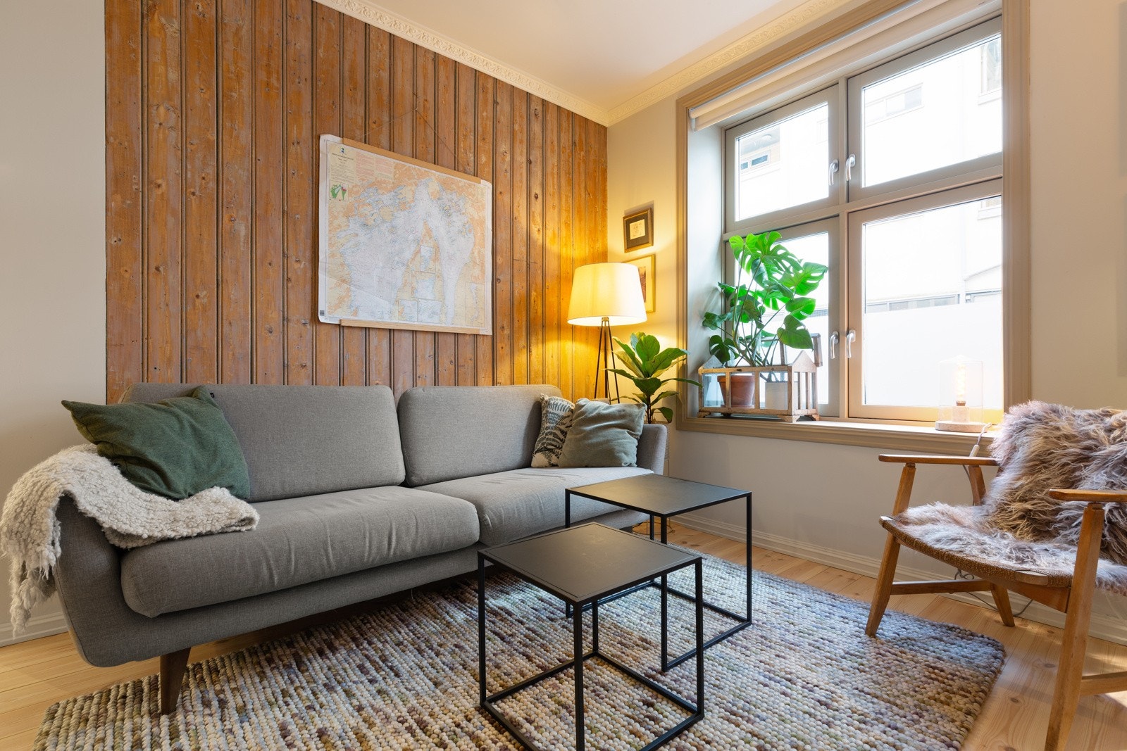 Lys og romslig stuedel med stukkatur i tak som gir et klassisk preg. Galleribilde