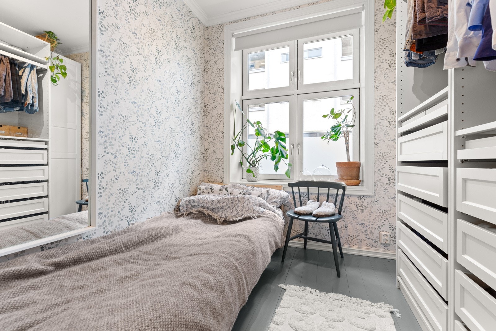 God plass til seng og oppbevaringsmøblement. Galleribilde