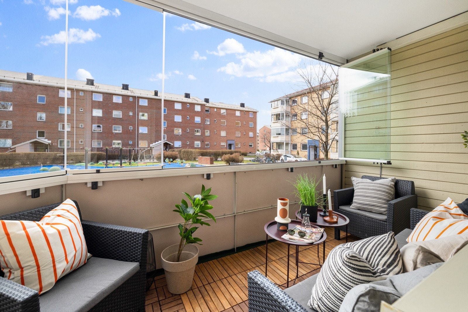 Balkongen ble innglasset i 2017/2018, og leiligheten fikk noen nye vinduer i 2019 og ny balkongdør i 2011. Galleribilde