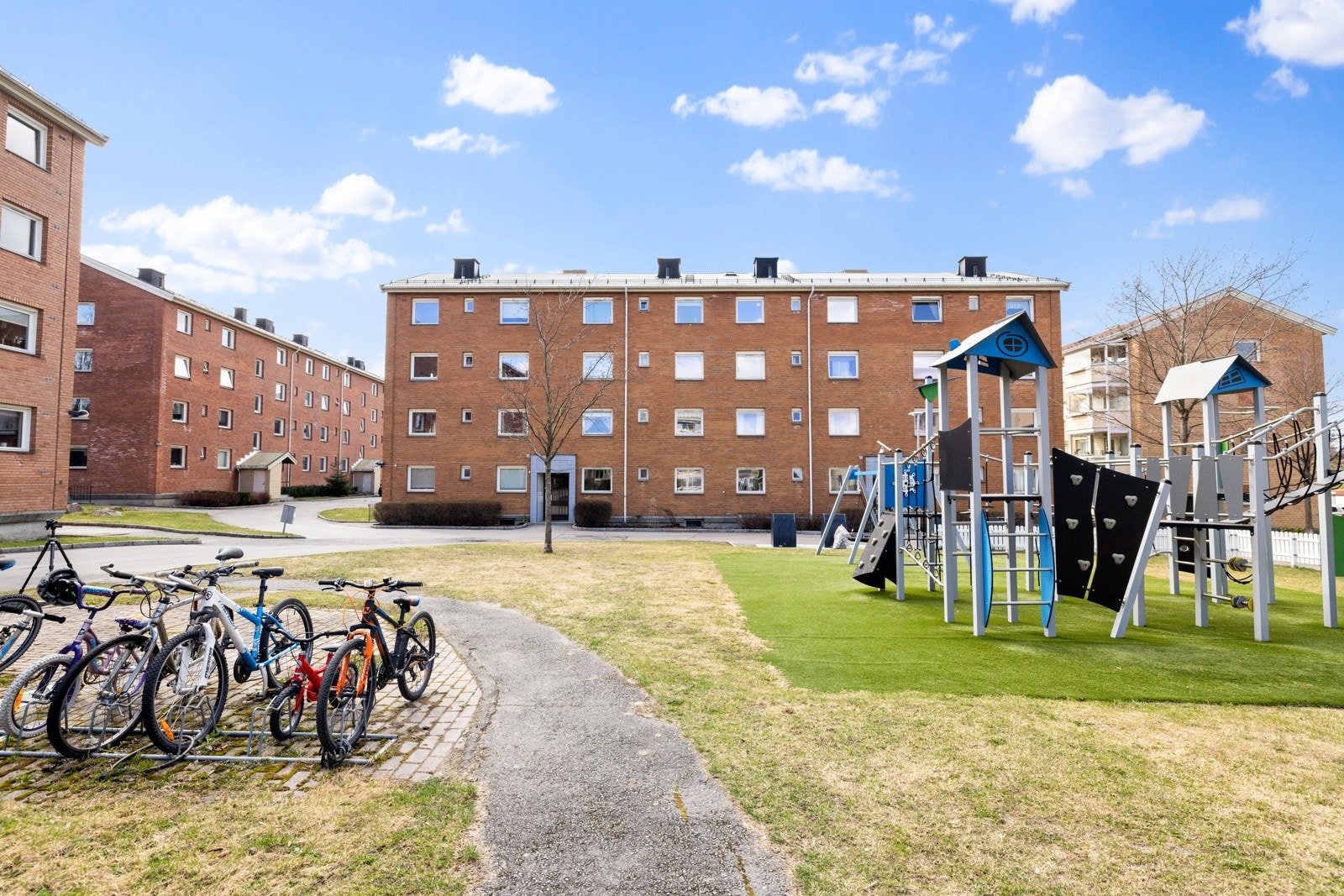 Fellesområdet har flere lekeplasser og sykkelparkering. Galleribilde