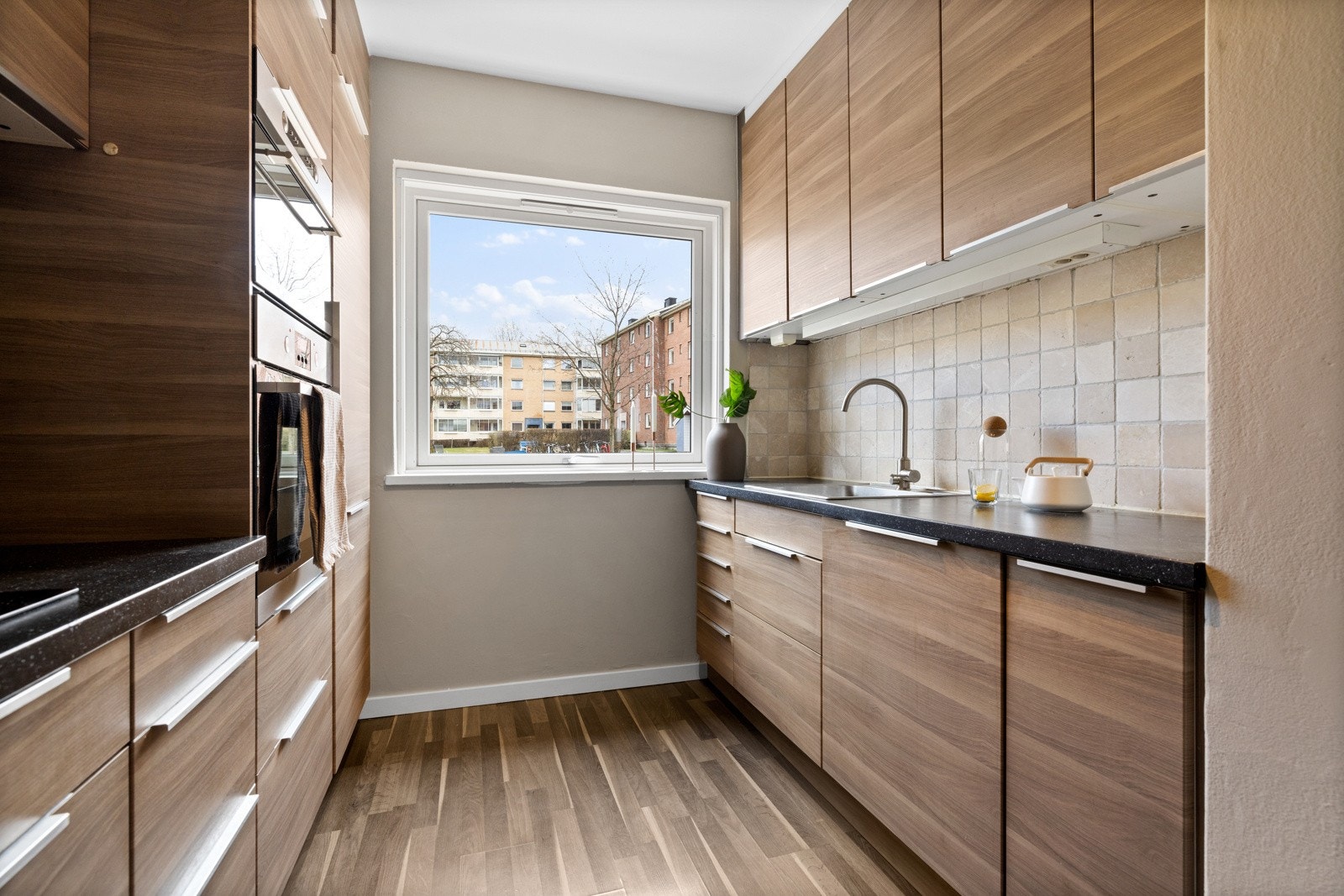 Kjøkkenet har godt med arbeidsflater og lagringsplass. Galleribilde