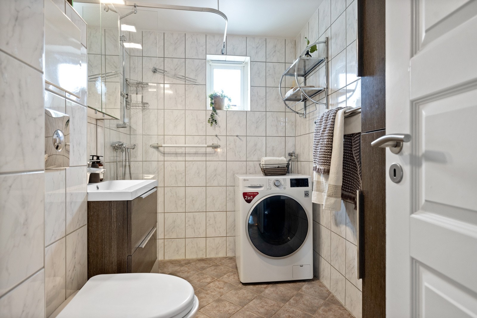 Badet er fra 2005, med vannbåren varme i gulvet og nyere innredning fra 2020 Galleribilde