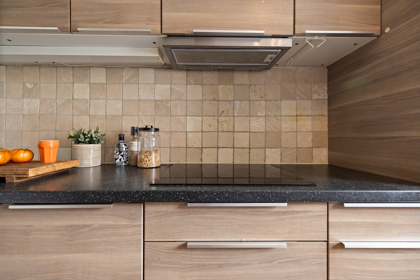 Stekeovn, platetopp, mikrobølgeovn, oppvaskmaskin, samt et nyere kjøl/frys fra 2023 er integrert. Galleribilde