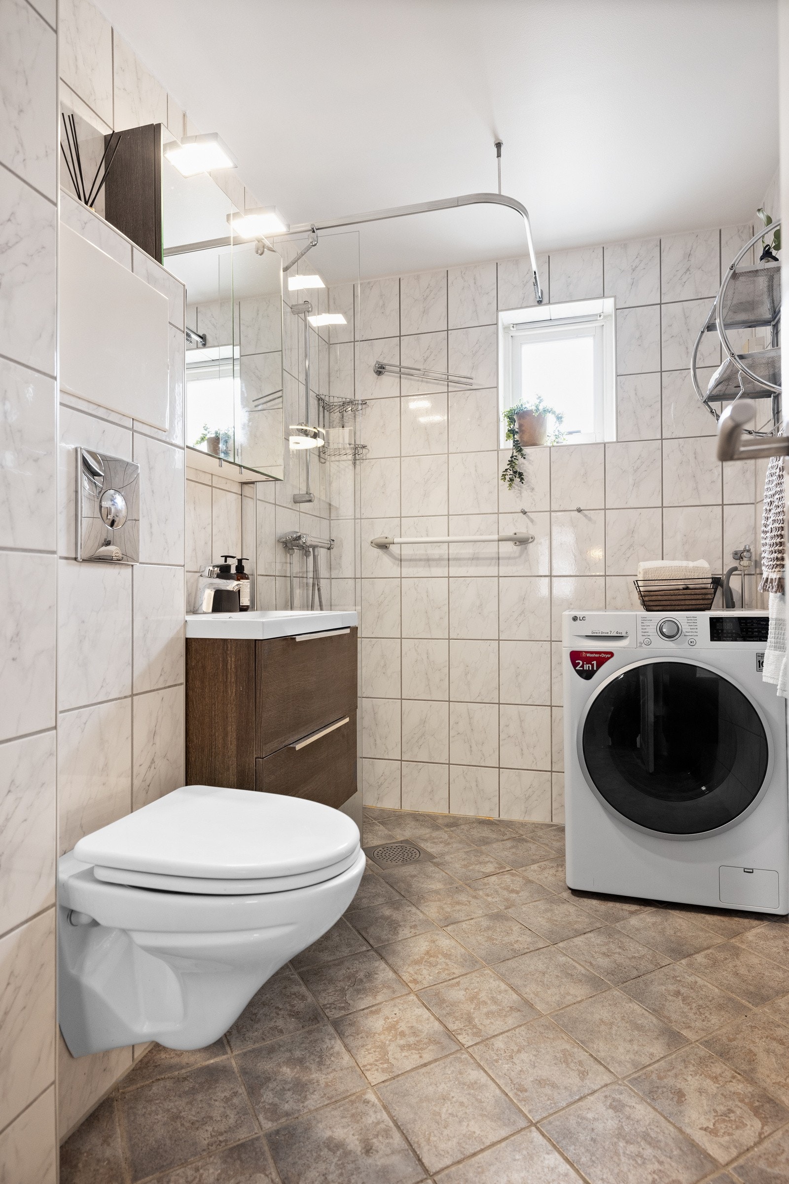 Rommet har brune fliser på gulvet, lyse fliser på veggene. Galleribilde