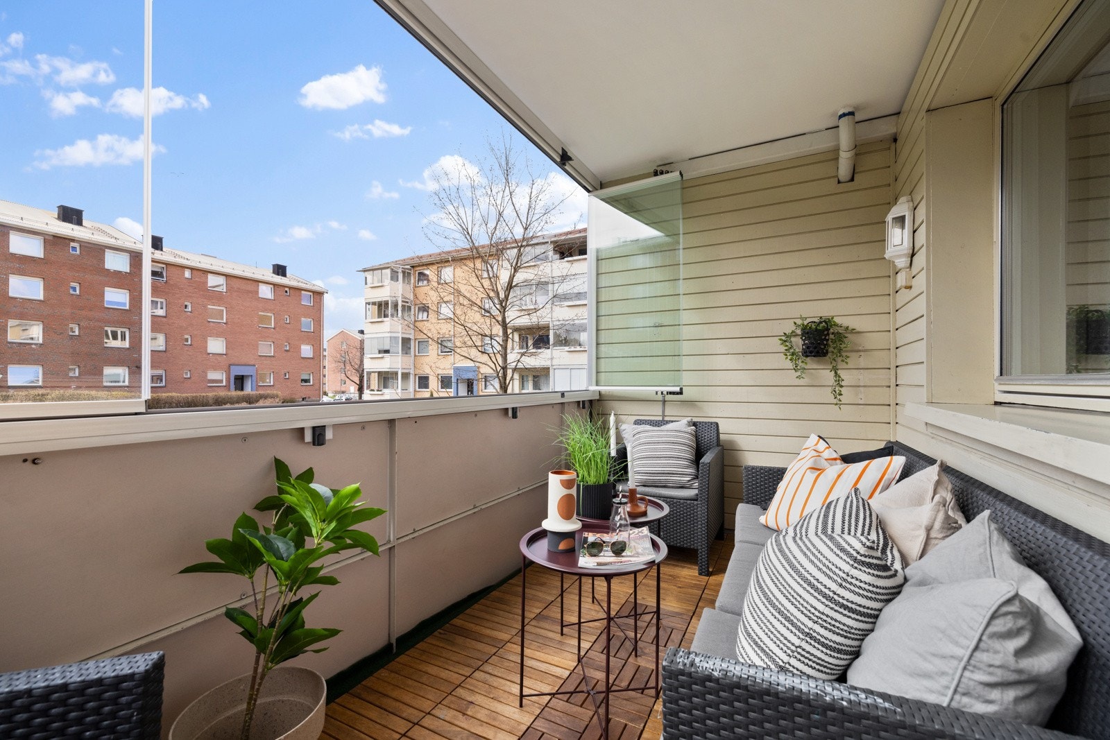 Fra stuen er det utgang til en vestvendt balkong. Galleribilde