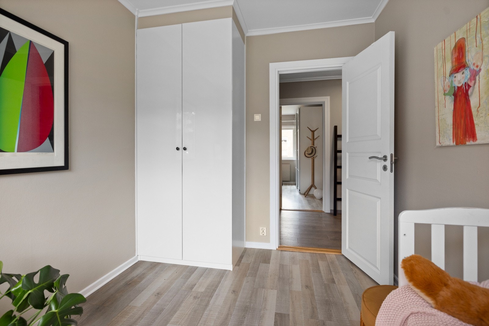 Rommet har et innebygd garderobeskap med hvite fronter Galleribilde