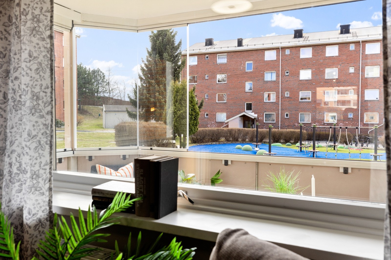 Fra stuen er det utgang til en vestvendt balkong på ca. 7 kvm. Galleribilde