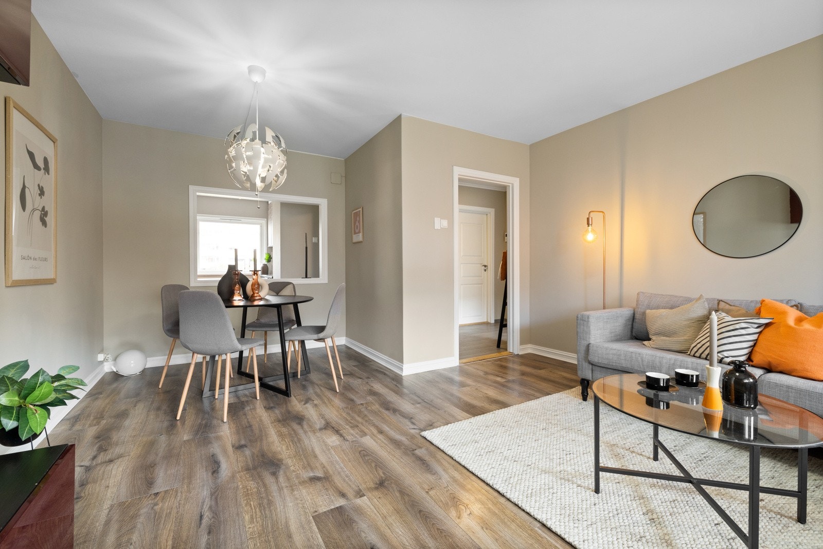 Det er god plass til en hyggelig sofakrok og et spisebord mot kjøkkenet. Galleribilde