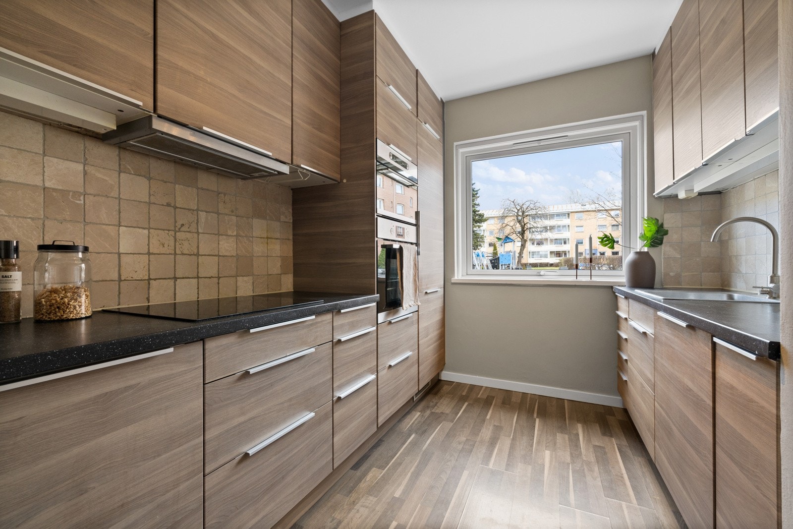 Leiligheten har et pent kjøkken som ligger i eget rom. Galleribilde