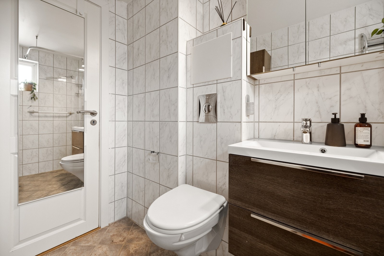 Badet er fra 2005, med vannbåren varme i gulvet og nyere innredning fra 2020 Galleribilde