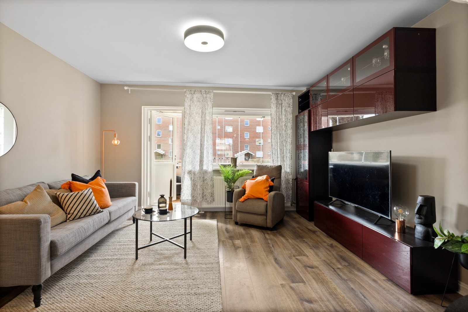 Stuen er lys og trivelig og er nymalt i 2024. Galleribilde