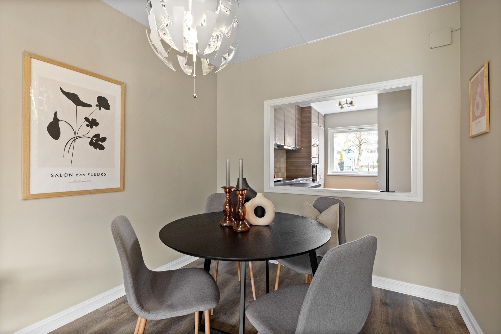 Her kan man nyte sosial stemning med gjestene sine mens man holder på med matlagingen. Galleribilde