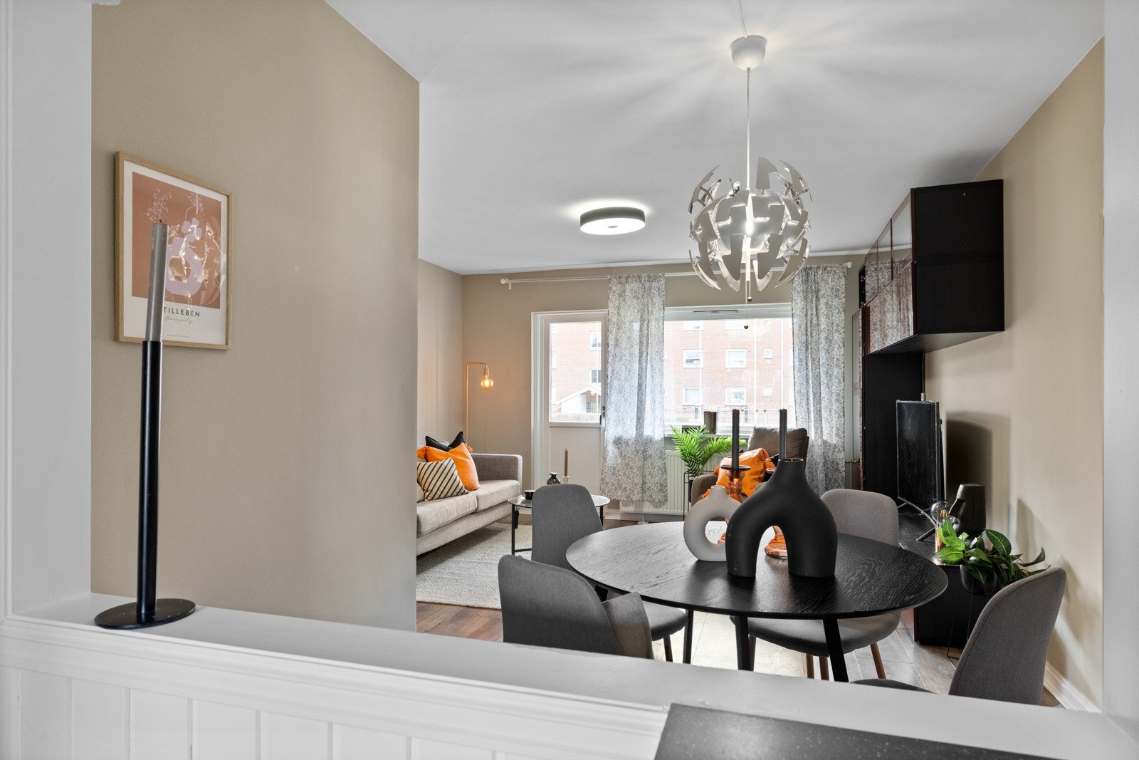 Åpningen mellom kjøkkenet og stuen sørger også for godt med lys og romfølelse. Galleribilde