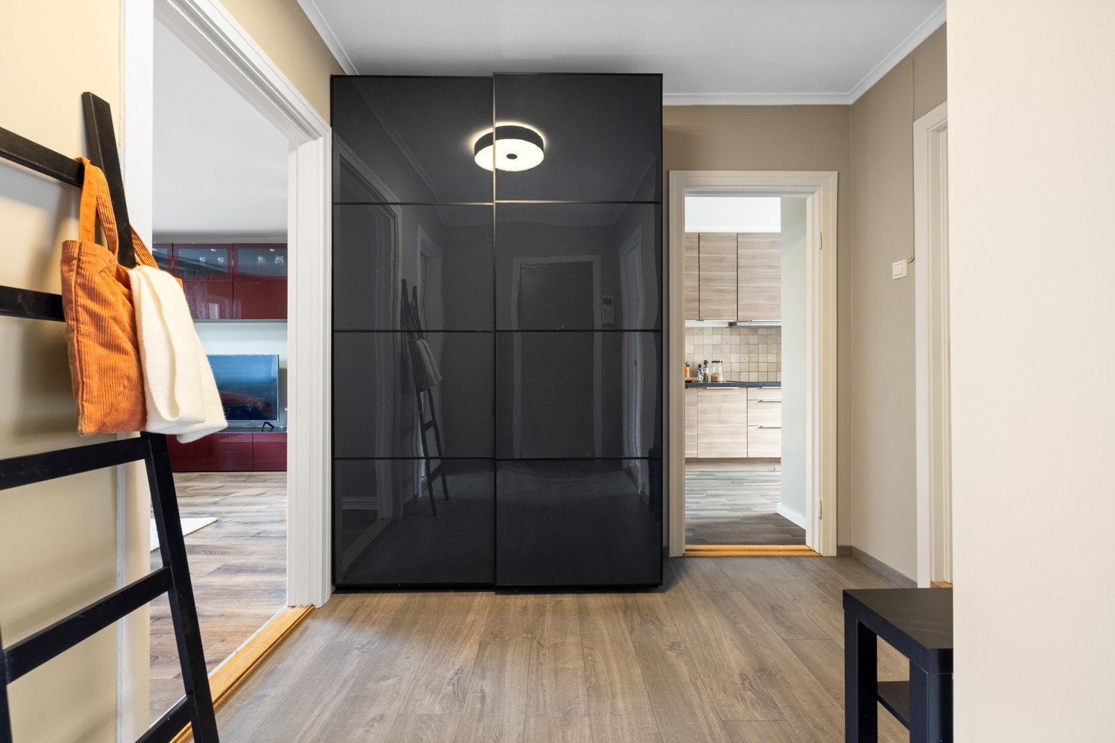 Velkommen inn i en pen, gjennomgående leilighet med delikate fargevalg. Galleribilde