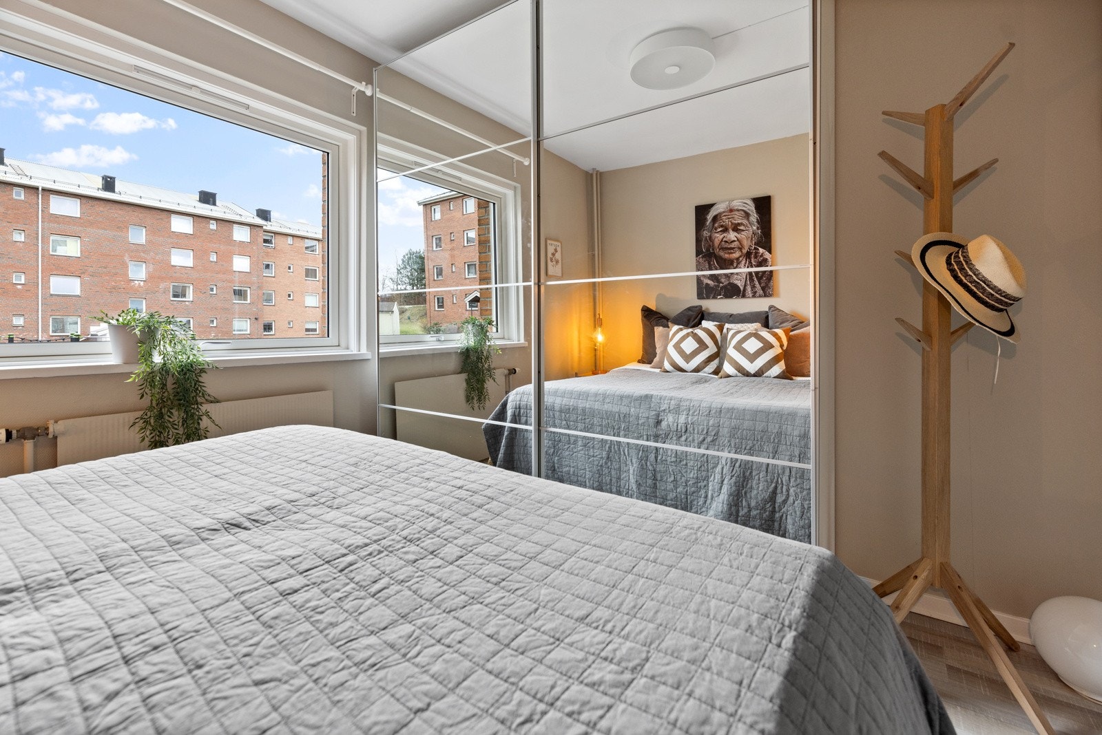 Det vestvendte rommet er innredet med skyvedørsgarderobe som har speilfronter Galleribilde