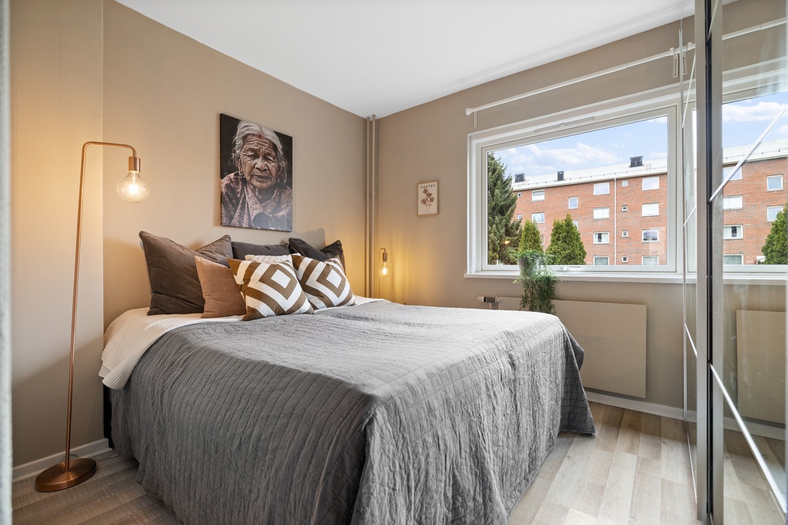 Leiligheten har to gode soverom ? det ene med vindu mot vest og det andre med vindu mot øst. Galleribilde