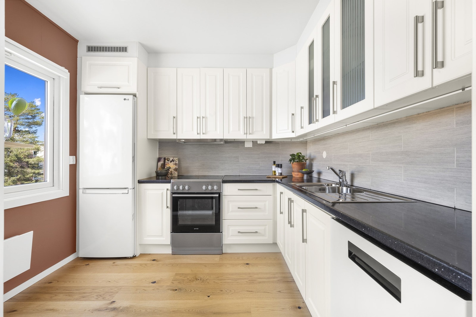 Flott, separat kjøkken med god skap - og benkeplass. Galleribilde