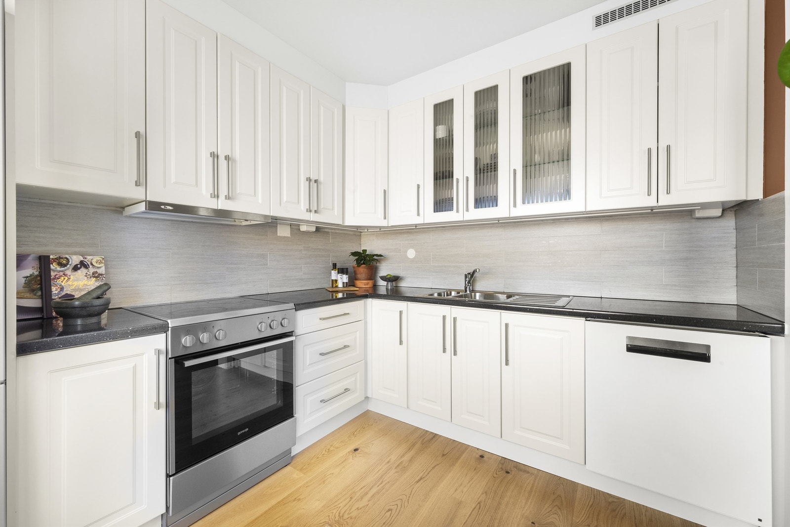 Hvitevarer på kjøkken medfølger, både løse og integrerte. Galleribilde