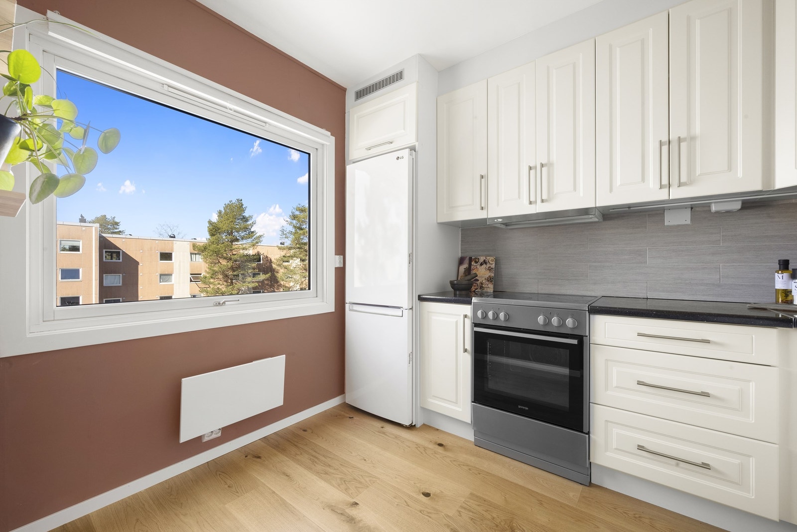 Her har du plass til hyggelig spisegruppe ved vinduet. Galleribilde