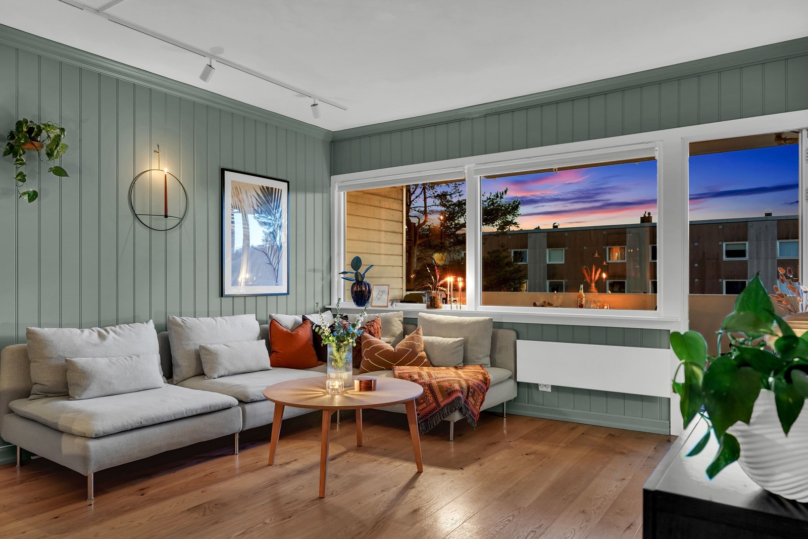 Lun sofakrok ved vinduet. Galleribilde