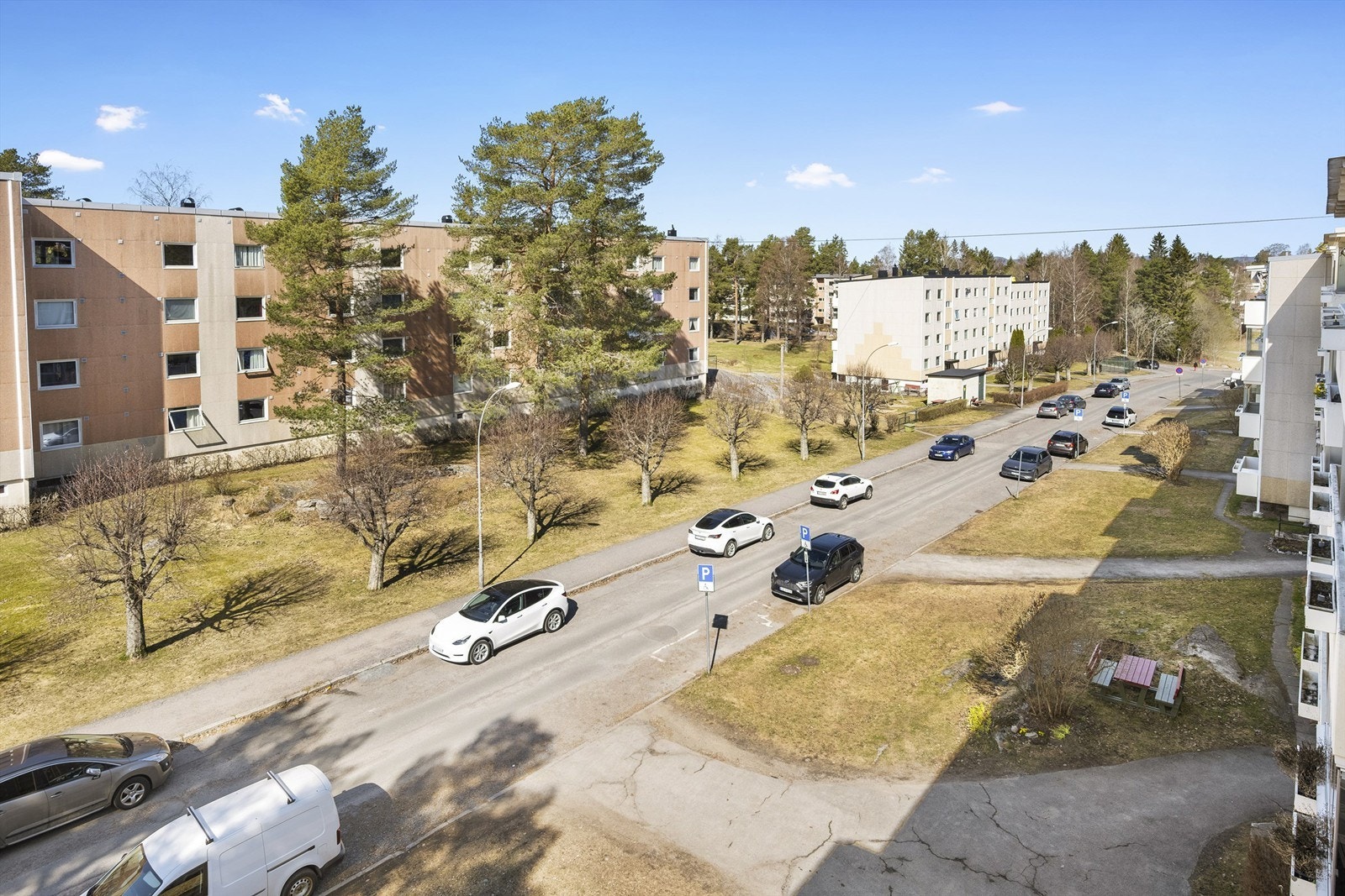 Fritt og luftig utsyn fra balkongen utover borettslaget.
Stille og rolig gate - her det ingen gjennomkjøring. Så stille og rolig! Galleribilde