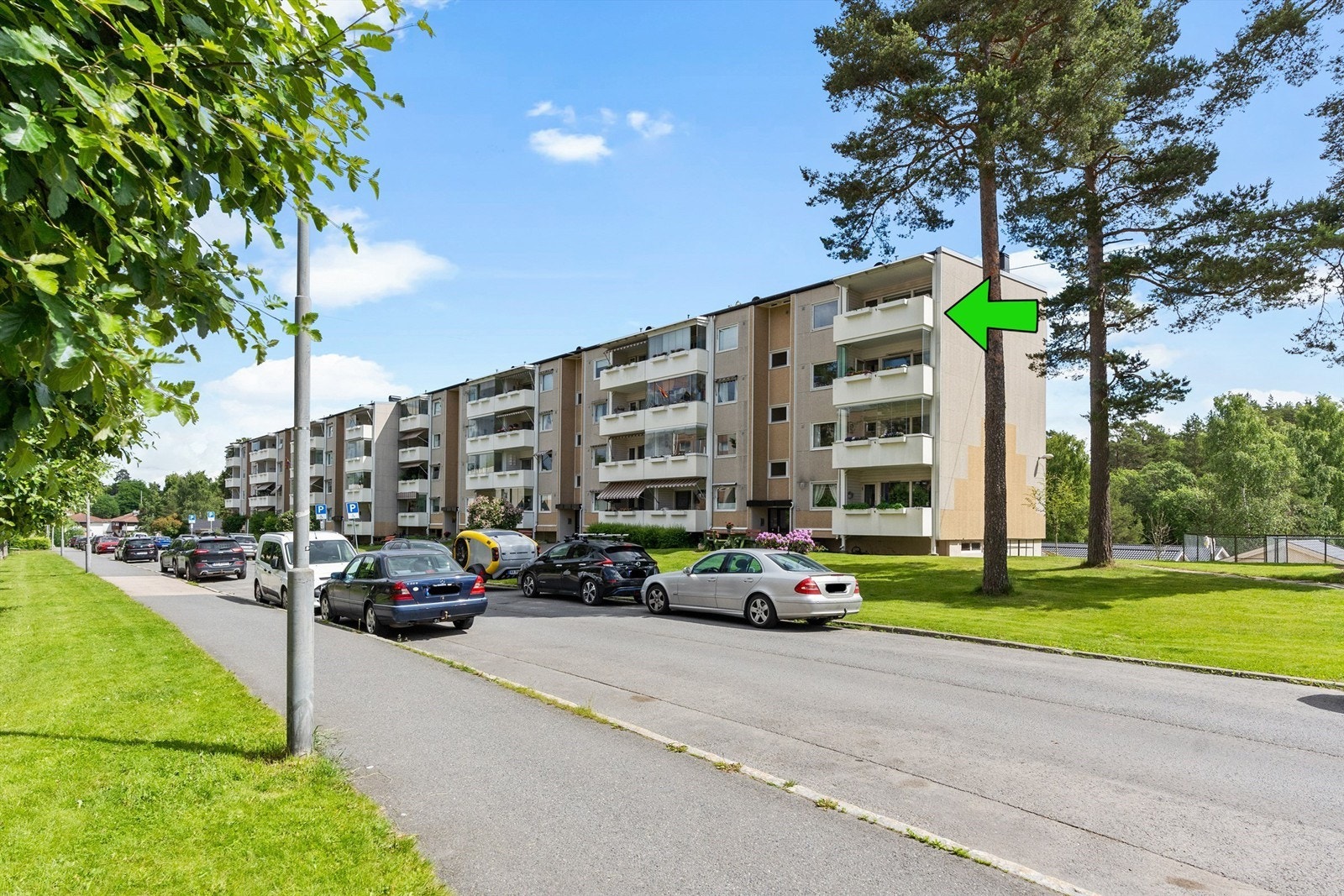 Fasaden og borettslaget i sommerdrakt. Galleribilde