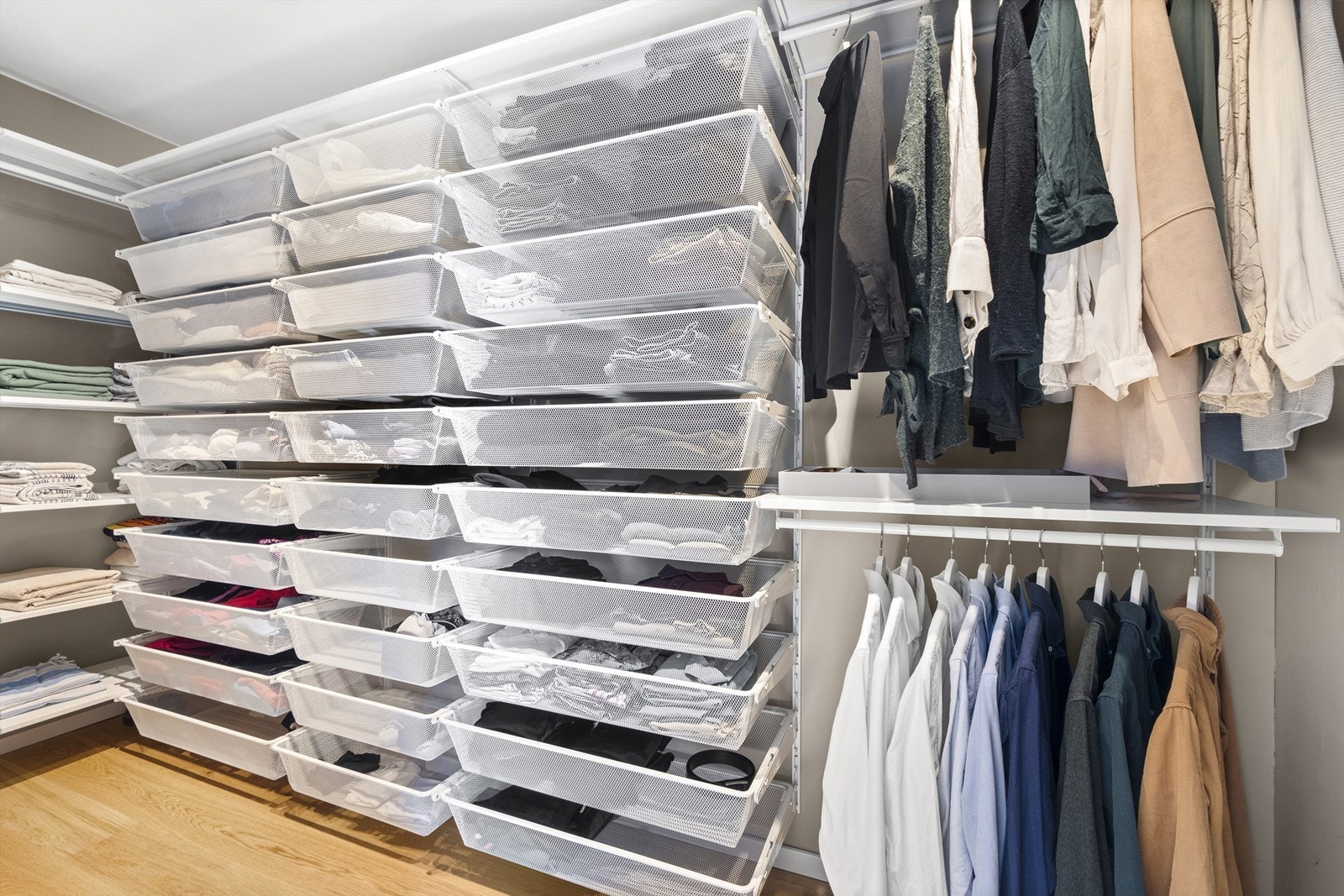 Walk-in closet med inngang fra soverom I. Galleribilde