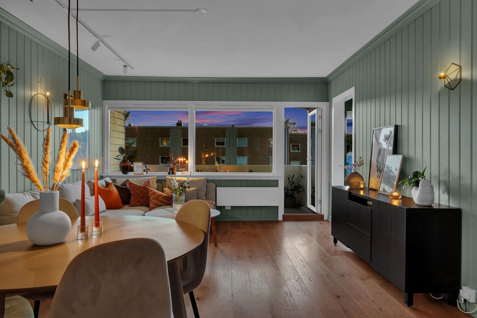 Trivelig stue med plass til både sofagruppe og spisestuemøblement. Galleribilde