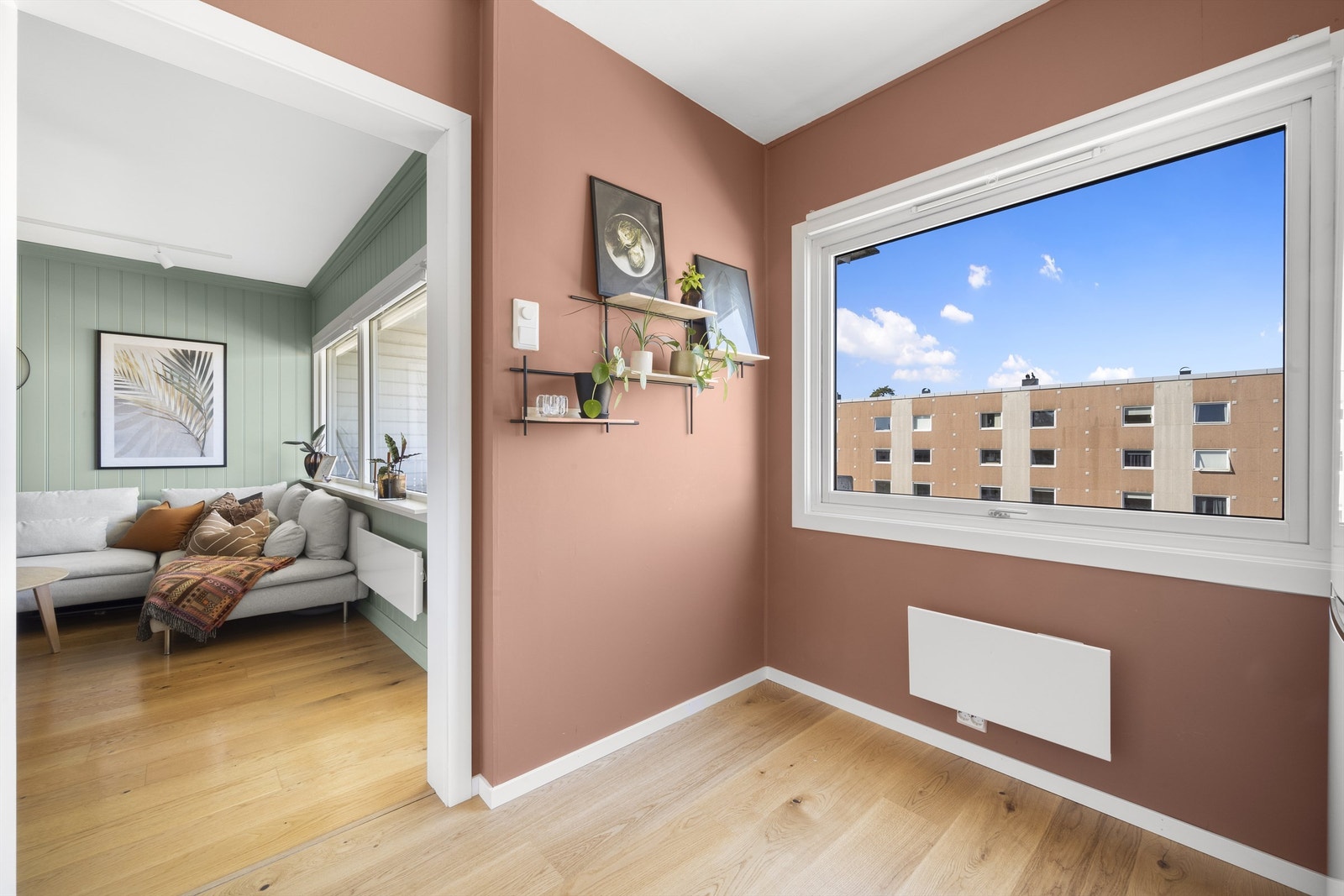 Kjøkken og stue henger litt sammen, men kjøkkenet oppleves likevel som separat. Galleribilde