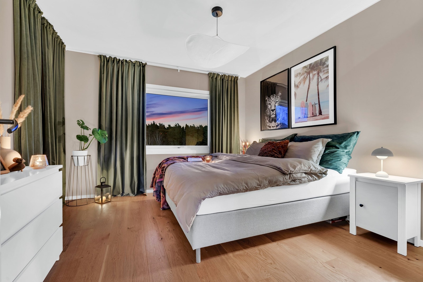 Kveldsstemning på hovedsoverommet. Galleribilde