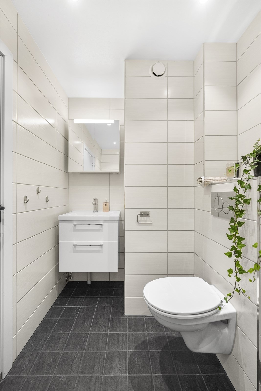 Pent flislagt bad/WC fra 2015. Vegghengt WC, downlights i taket, gulvvarme og opplegg for vaskemaskin. Galleribilde