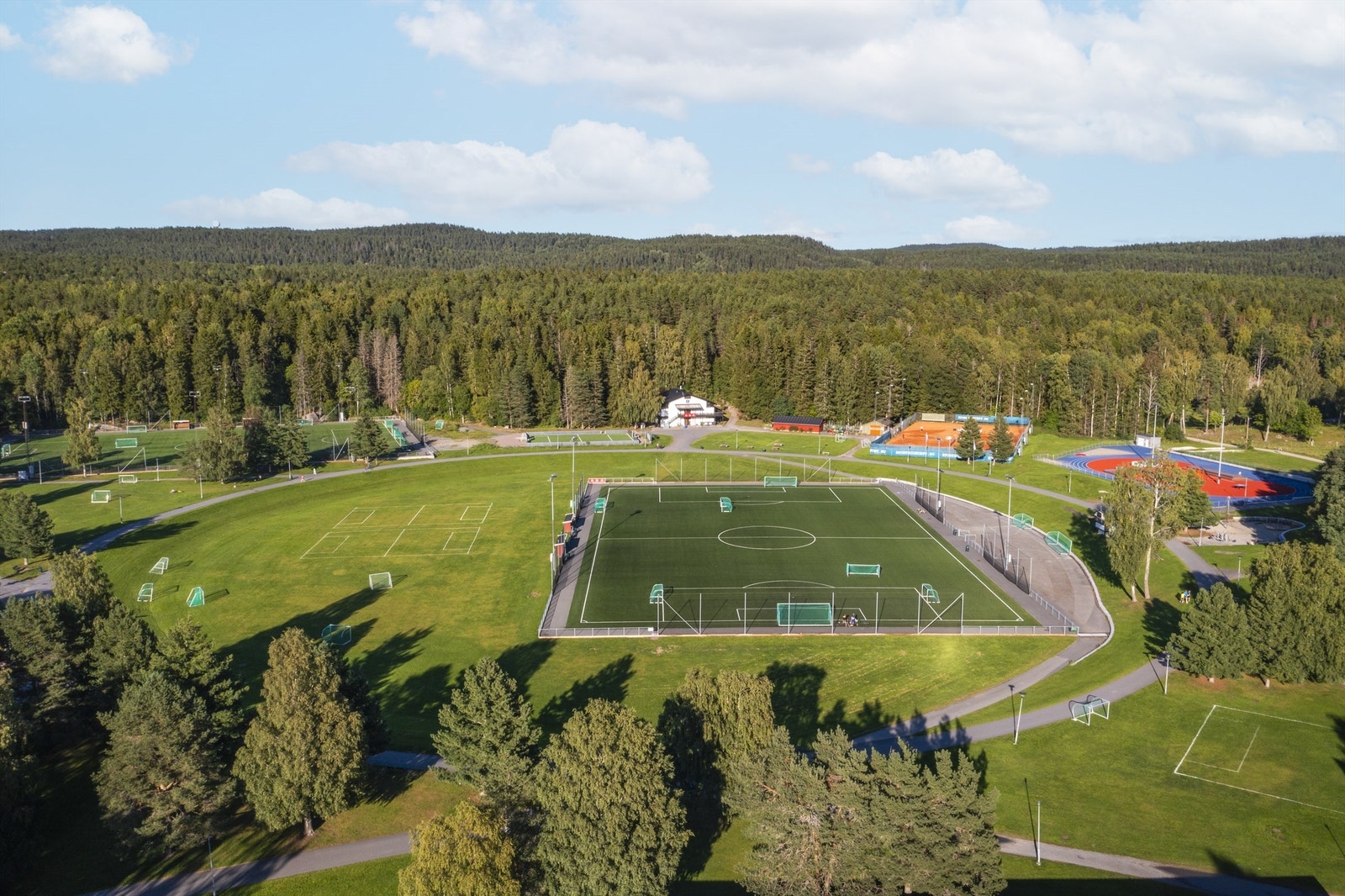 Haraløkka idrettsanlegg med to kunstgressbaner, ballbinge, ny 200 m løpebane samt ny tufte-park. I tillegg finner du Bøler Tennisklubb, trolig en av byenes billigste tennisklubber Galleribilde