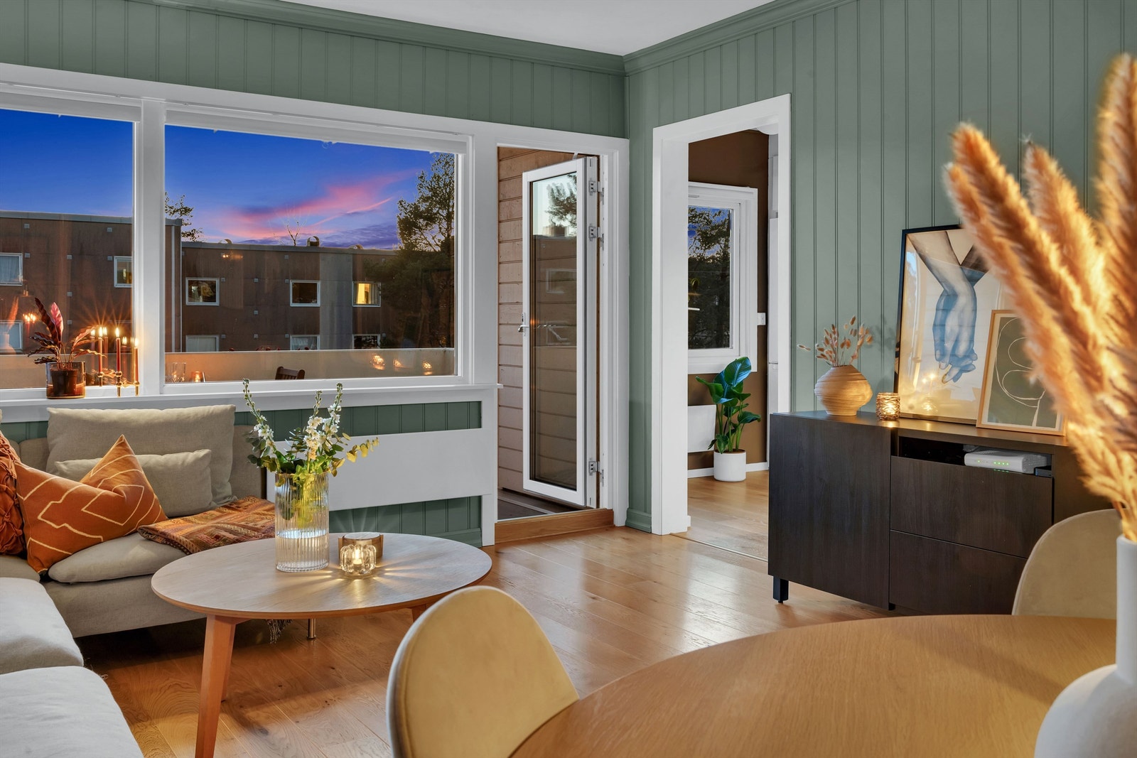 Stue/kjøkken og balkong med kveldsstemning. Galleribilde