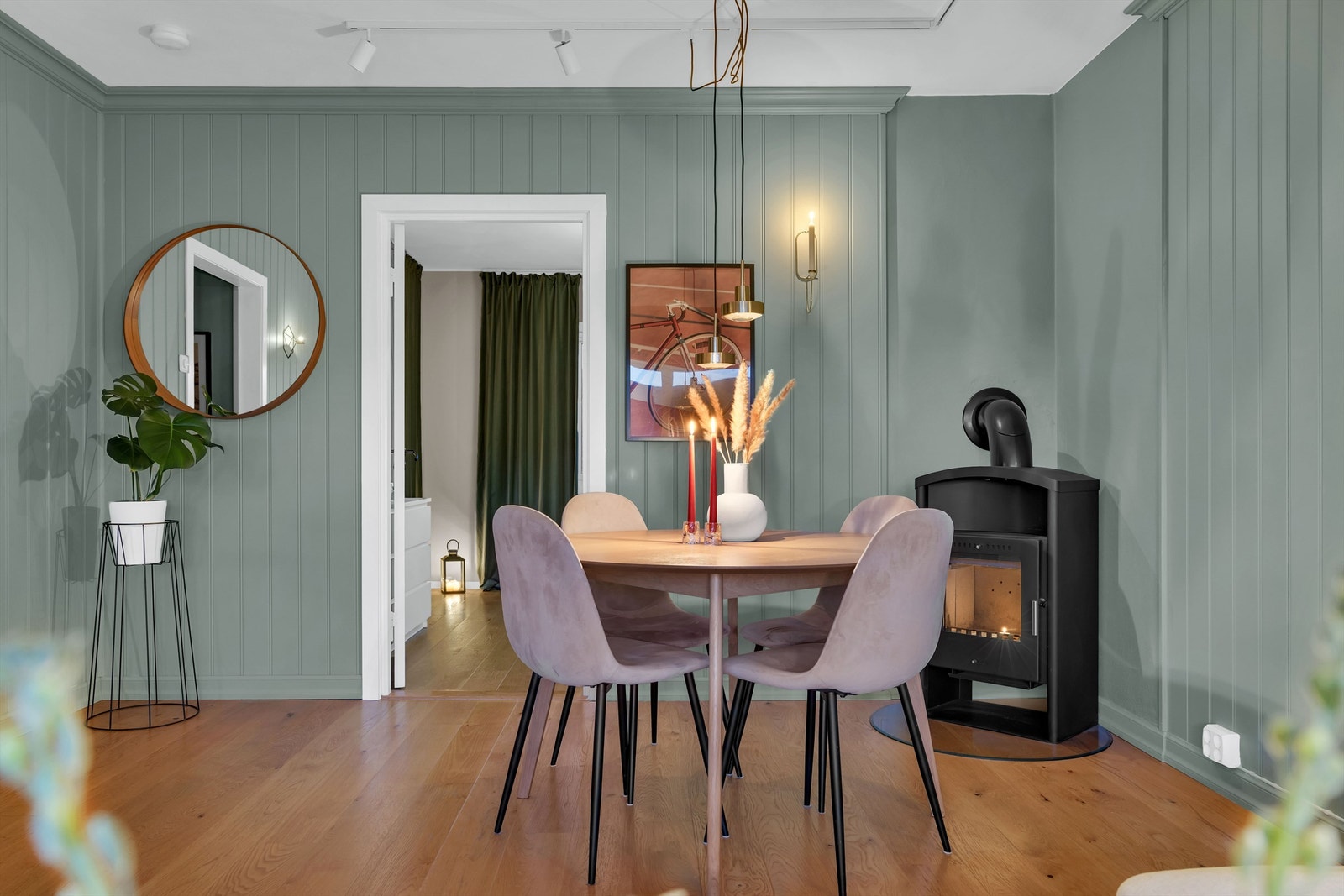 Koselig spisestue ved vedovnen i hjørnet. Galleribilde